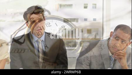 Immagine dell'orologio su diversi uomini d'affari durante la riunione Foto Stock