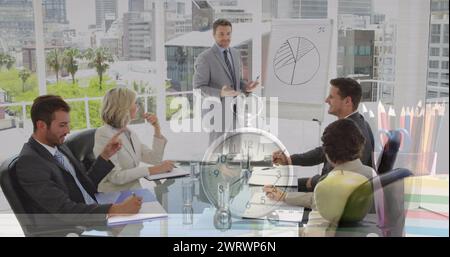 Immagine dell'orologio su diversi uomini d'affari durante la riunione Foto Stock
