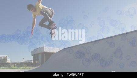 Immagine di bolle sopra skateboard uomo caucasico Foto Stock