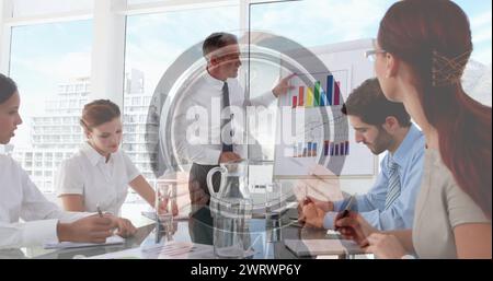 Immagine dell'orologio su diversi uomini d'affari durante la riunione Foto Stock