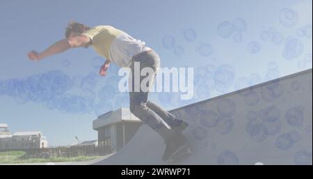 Immagine di bolle sopra skateboard uomo caucasico Foto Stock