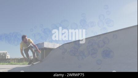 Immagine di bolle sopra skateboard uomo caucasico Foto Stock