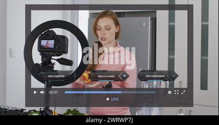 Immagine dell'interfaccia digitale e dell'elaborazione dei dati su una donna caucasica che registra il vlog alimentare Foto Stock