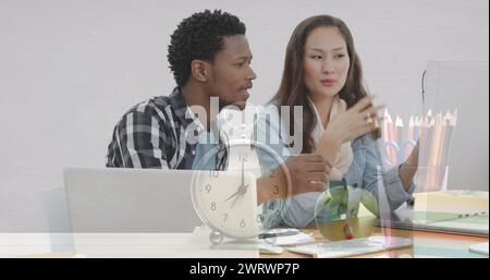 Immagine dell'orologio su persone d'affari diverse che parlano Foto Stock