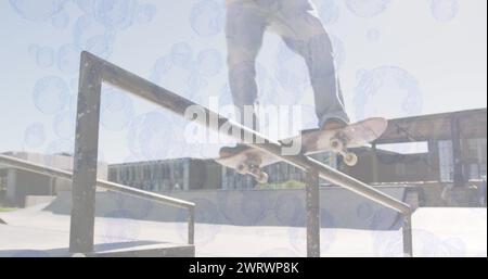 Immagine di bolle sopra skateboard uomo caucasico Foto Stock