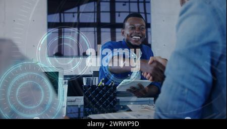 Immagine dell'orologio su diversi uomini d'affari che stringono la mano Foto Stock