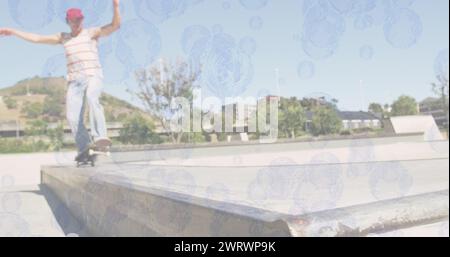 Immagine di bolle sopra skateboard uomo caucasico Foto Stock