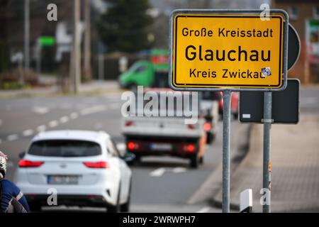 Glauchau, Germania. 14 marzo 2024. Le auto passano il cartello all'ingresso di Glauchau. Nei prossimi giorni, l'AfD sassone vuole stabilire la rotta per le elezioni statali del 1° settembre in città. Dopo ripetuti incidenti, questa volta l'elenco degli stati deve essere redatto senza errori. L'AfD ha previsto quattro giorni per la procedura. Crediti: Jan Woitas/dpa/Alamy Live News Foto Stock