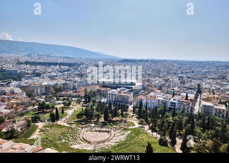 Atene, Grecia - 2 marzo 2024: Veduta aerea del Museo dell'Acropoli dal Colle dell'Acropoli Foto Stock