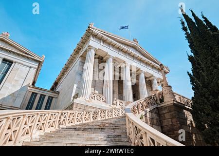 Atene, Grecia - 3 marzo 2024: Dettagli architettonici dell'ex Biblioteca Nazionale di Atene, un capolavoro architettonico costruito alla fine degli anni '1800 Foto Stock
