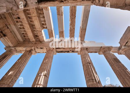 Atene, Grecia - 02 marzo 2024: Dettagli architettonici dei Propilei sull'Acropoli di Atene Foto Stock
