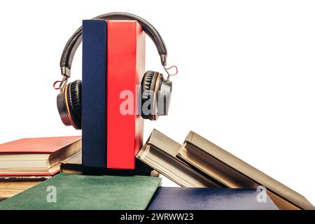 Foto di una pila o pila di libri e cuffie sopra. Concetto di libreria audio. Foto Stock