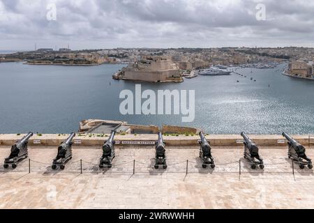 Un cannone è destinato alle tre città attraverso la baia di la Valletta, Malta Foto Stock