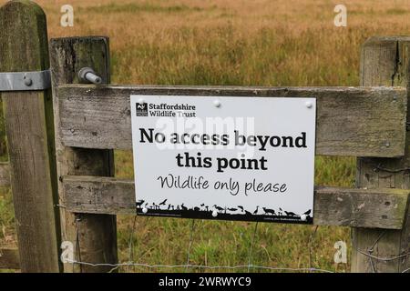 Un cartello presso la riserva naturale di Bateswood con scritto "nessun accesso oltre questo punto, solo fauna selvatica", Newcastle-under-Lyme, Stoke-on-Trent, Staffordshire, Inghilterra Foto Stock