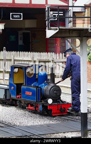 Macchinista che riempie d'acqua la locomotiva a vapore a scartamento ridotto da 1/4 cm, Perseus, presso la Moors Valley Railway, Moors Valley, Regno Unito Foto Stock