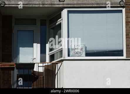Scritto a mano rozzo Stop Bombing Gaza protesta firma in The Window of A House, Flat, UK Foto Stock