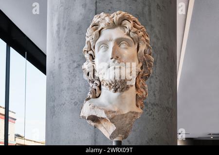 Atene, Grecia - 2 marzo 2024: Busto in marmo di un sovrano all'interno del Museo dell'Acropoli Foto Stock