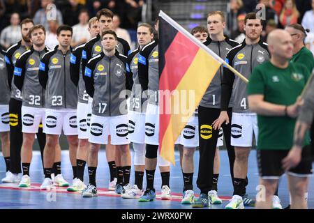 Hannover, Germania. 14 marzo 2024. Pallamano: Qualificazione olimpica, Germania - Algeria, qualificazione, torneo 2, partita 1, ZAG Arena. I giocatori tedeschi si schierano per gli inni prima della partita. Crediti: Swen Pförtner/dpa/Alamy Live News Foto Stock