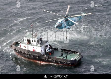 14 marzo 2024, indefinito, Iran: Iraniano, russo, e navi da guerra cinesi durante l'attuazione dell'intercettazione e della distruzione di obiettivi aerei notturni e diurni e l'operazione di liberazione della nave dirottata dai pirati nell'esercitazione composita della cintura di sicurezza marittima del 2024 nelle acque territoriali dell'Iran in un'esercitazione militare congiunta nel sud dell'Iran. L'Iran ha intensificato la cooperazione militare con Pechino e Mosca in risposta alle tensioni regionali con gli Stati Uniti, anche fornendo droni militari alla Russia prima che la nazione europea invadesse l'Ucraina nel 2022. Le attività militari -- Foto Stock