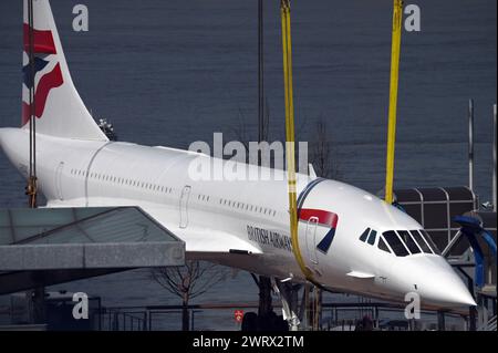 New York, Stati Uniti. 14 marzo 2024. Un jet supersonico passeggeri della British Airways Concorde visto sollevato da una gru e tornato all'Intrepid Air, Sea and Space Museum dopo il restauro, New York, New York, NY, 14 marzo, 2024. il jet supersonico è stato portato via per essere rinnovato il 9 agosto 2023 dopo essere stato esposto per 21 anni. (Foto di Anthony Behar/Sipa USA) credito: SIPA USA/Alamy Live News Foto Stock