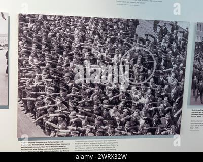 Fotografia della folla dopo il discorso di Adolf Hitler ad Amburgo 1936 con una persona che si rifiuta di salutare, Topografia del terrore, Berlino, Germania, Foto Stock