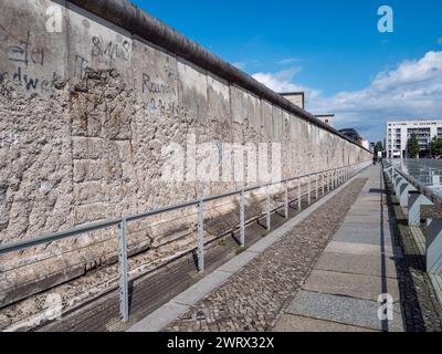 Una sezione conservata del muro di Berlino, Berlino, Germania. Questa sezione fa parte della Topografia del terrore. Foto Stock