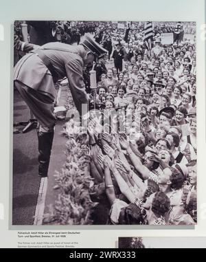 Fotografia del Führer, Adolf Hitler, trattata come una figura di culto mentre visitava Breslavia nel 1938, Topografia del terrore, Berlino, Germania, Foto Stock