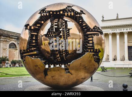 Sfera all'interno della sfera situata presso i Musei Vaticani, Italia Foto Stock