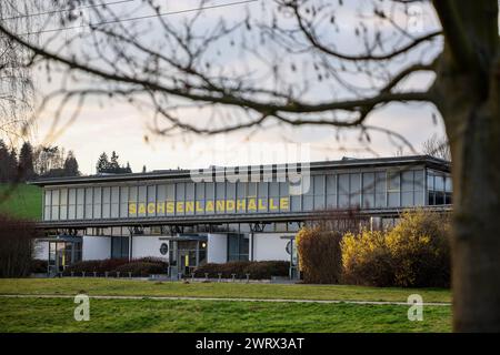 Glauchau, Germania. 14 marzo 2024. Vista sul Sachsenlandhalle, dove si svolge la conferenza di partito statale dell'AfD. Nei prossimi giorni, l'AfD sassone vuole stabilire la rotta per le elezioni statali del 1° settembre in città. Dopo ripetuti incidenti, l'elenco degli stati deve essere stavolta redatto senza errori. L'AfD ha previsto quattro giorni per la procedura. Crediti: Jan Woitas/dpa/Alamy Live News Foto Stock