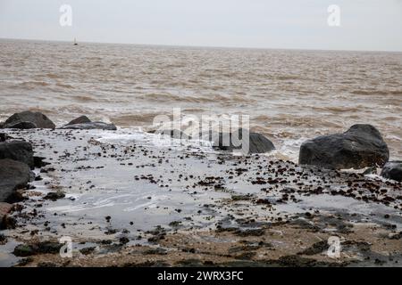 Lowestoft, Suffolk, 14 marzo 2024, il cielo continuò ad essere grigio, Dismal con venti da sud-ovest, era 11C a Lowestoft, Suffolk, la previsione è per più vento per i prossimi giorni. Crediti: Keith Larby/Alamy Live News Foto Stock