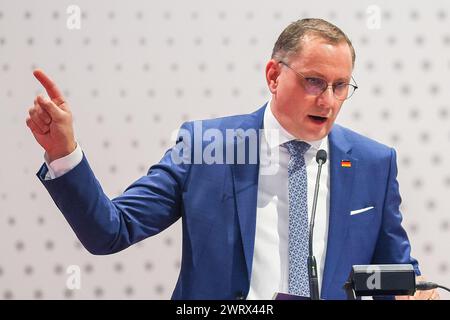 Glauchau, Germania. 14 marzo 2024. Tino Chrupalla (AfD), presidente nazionale, parla alla conferenza del partito di stato AfD a Sachsenlandhalle. Nei prossimi giorni, l'AfD sassone vuole stabilire la rotta del personale per le elezioni statali del 1° settembre in città. Dopo ripetuti incidenti, questa volta l'elenco degli stati deve essere redatto senza errori. L'AfD ha previsto quattro giorni per la procedura. Crediti: Jan Woitas/dpa/Alamy Live News Foto Stock