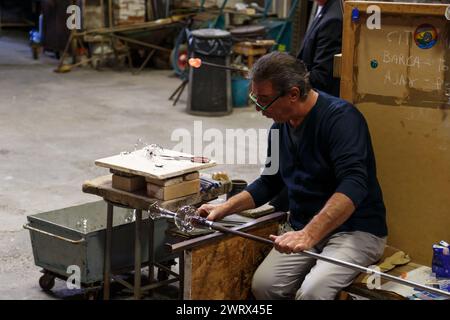 Isola di Murano, Italia - 6 ottobre 2019: Produzione manuale del vetro di Murano presso la fabbrica di soffiatura del vetro. Vetreria che lavora con il pezzo di vetro fuso di Foto Stock