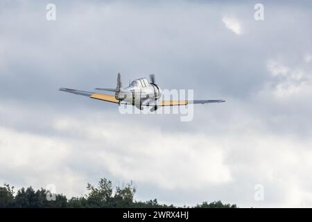 1942 Harvard FE511, in volo al Race Day Airshow tenutosi a Shuttleworth il 1° ottobre 2023. Foto Stock