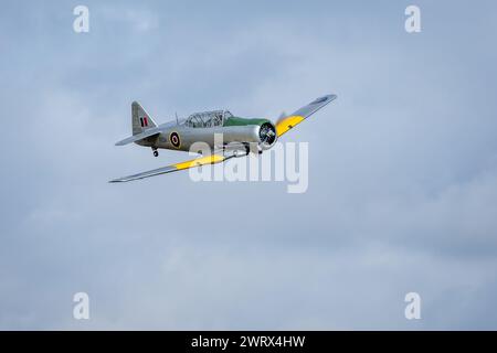 1942 Harvard FE511, in volo al Race Day Airshow tenutosi a Shuttleworth il 1° ottobre 2023. Foto Stock