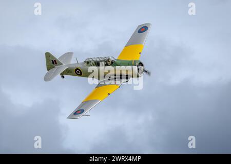 1942 Harvard FE511, in volo al Race Day Airshow tenutosi a Shuttleworth il 1° ottobre 2023. Foto Stock