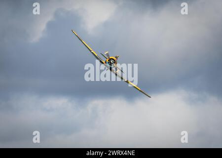 North American Harvard G-BJST «Wacky Wabbit» in volo alla Race Day Airshow tenutasi a Shuttleworth il 1° ottobre 2023. Foto Stock