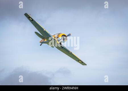 North American Harvard G-BJST «Wacky Wabbit» in volo alla Race Day Airshow tenutasi a Shuttleworth il 1° ottobre 2023. Foto Stock