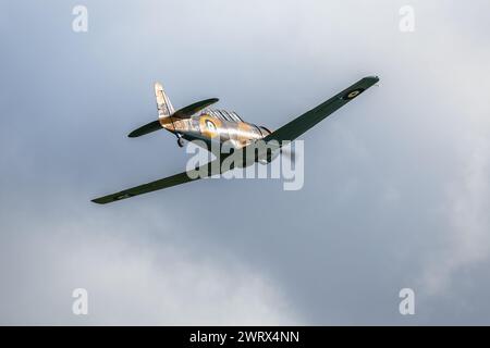 North American Harvard G-BJST «Wacky Wabbit» in volo alla Race Day Airshow tenutasi a Shuttleworth il 1° ottobre 2023. Foto Stock