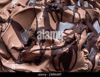 Gelato al cioccolato - dettaglio telaio completo. Primo piano di una superficie marrone di gelato al cioccolato ricoperto con una guarnizione di cioccolato fondente. Foto Stock