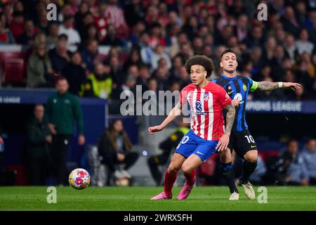 MADRID, SPAGNA - 13 MARZO: l'Axel Witsel Centre-Back dell'Atletico de Madrid gareggia per il pallone con Lautaro Martinez Centre-forward dell'FC Internazionale Milano durante il turno di andata e ritorno della UEFA Champions League 2023/24 tra l'Atletico de Madrid e l'FC Internazionale Milan allo stadio Civitas Metropolitano il 13 marzo 2024 a Madrid, Spagna. (Foto di Francisco Macia/Photo Players Images) Foto Stock