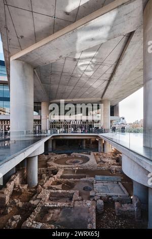 Atene, Grecia - 2 marzo 2024: Ingresso al nuovo Museo dell'Acropoli e ai resti archeologici di Atene. Progettato dall'architetto Bernard Tschumi Foto Stock