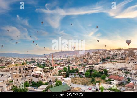 Mongolfiere su Goreme, piccola città della Cappadocia, Turchia Foto Stock