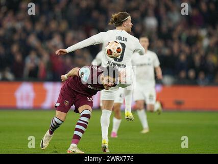 Londra, Regno Unito. 14 marzo 2024. Konstantinos Mavropanos del West Ham United e Lucas Höler del SC Freiburg combattono per il pallone durante la partita tra West Ham United FC e SC Freiburg UEFA Europa League, ultima partita di 16 al London Stadium, Londra, Inghilterra, Regno Unito il 14 marzo 2024. Credito: Ogni secondo Media/Alamy Live News Foto Stock