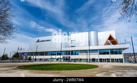 Vista esterna dell'Adidas Arena, conosciuta anche come Arena porte de la Chapelle, una sala polifunzionale che ospita eventi sportivi e concerti Foto Stock