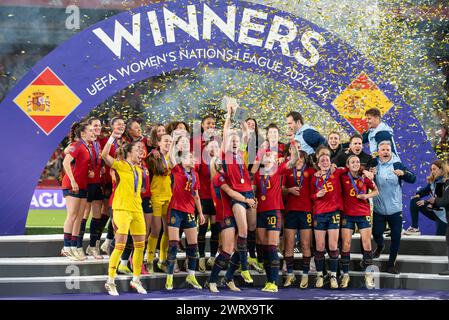 Irene Pareces (4) del trofeo ascensori e la Spagna celebra di essere campionessa (campeonas) della prima lega delle nazioni femminili UEFA nella foto dopo una partita di calcio femminile tra Spagna e Francia nella finale della UEFA Women's Nations League, mercoledì 28 febbraio 2024 a Siviglia, España . FOTO Adelina Cobos credito: Sportpix/Alamy Live News Foto Stock