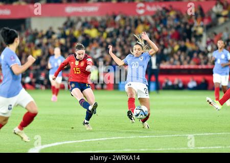 Eva Navarro (15) di Spagna e Delphine Cascarino (20) di Francia nella foto di una partita di calcio femminile tra Spagna e Francia nella finale della UEFA Women's Nations League, mercoledì 28 febbraio 2024 a Siviglia, España . FOTO Adelina Cobos credito: Sportpix/Alamy Live News Foto Stock