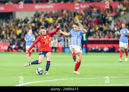 Eva Navarro (15) di Spagna e Delphine Cascarino (20) di Francia nella foto di una partita di calcio femminile tra Spagna e Francia nella finale della UEFA Women's Nations League, mercoledì 28 febbraio 2024 a Siviglia, España . FOTO Adelina Cobos credito: Sportpix/Alamy Live News Foto Stock