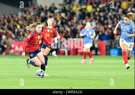 Eva Navarro (15) di Spagna e Delphine Cascarino (20) di Francia nella foto di una partita di calcio femminile tra Spagna e Francia nella finale della UEFA Women's Nations League, mercoledì 28 febbraio 2024 a Siviglia, España . FOTO Adelina Cobos credito: Sportpix/Alamy Live News Foto Stock
