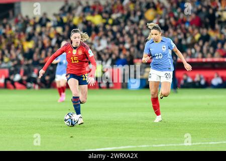Eva Navarro (15) di Spagna e Delphine Cascarino (20) di Francia nella foto di una partita di calcio femminile tra Spagna e Francia nella finale della UEFA Women's Nations League, mercoledì 28 febbraio 2024 a Siviglia, España . FOTO Adelina Cobos credito: Sportpix/Alamy Live News Foto Stock