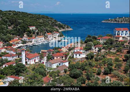 Vista del villaggio di Kioni nell'isola di Ithaka, in Grecia in estate Foto Stock